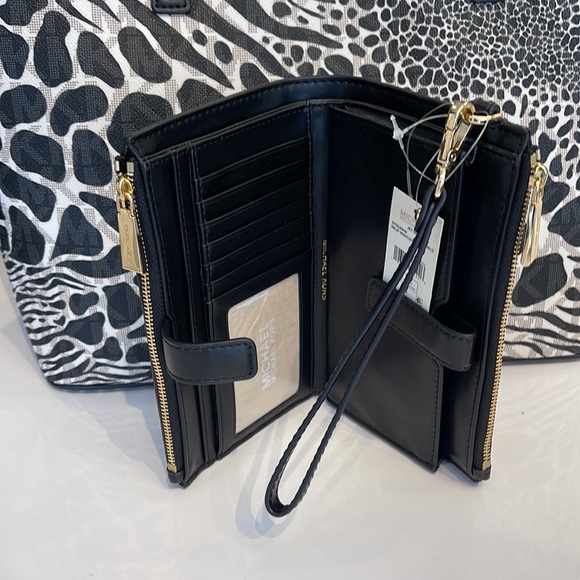 MICHAEL KORS LARGE DOUBLE ZIP WRISTLET WALLET PHONE CASE CLUTCH
Black Multi - Picture 14 of 16